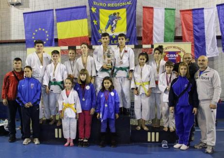19 clasări pe podium pentru tinerii judoka orădeni la un concursul internațional din Arad